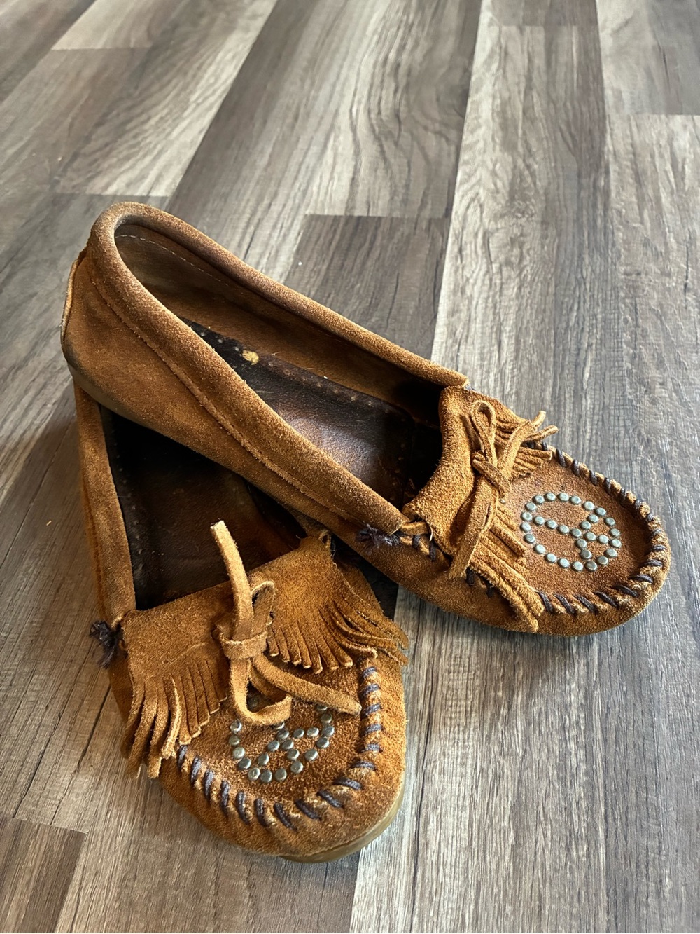 Minnetonka Brown Suede Kilty Studded Peace Sign Fringe Moccasin SZ 7 - Picture 6 of 13